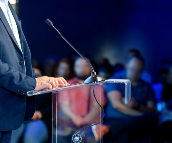 intervenant prend la parole sur scene a convention