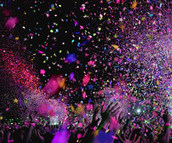 ambiance festive sur scene en soiree d'entreprise