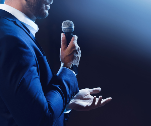 journaliste animateur interviewe intervenant sur evenement