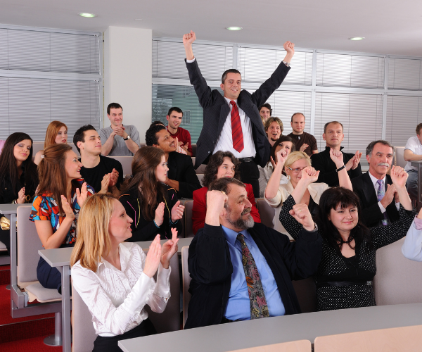 equipe celebre sa victoire en seminaire international